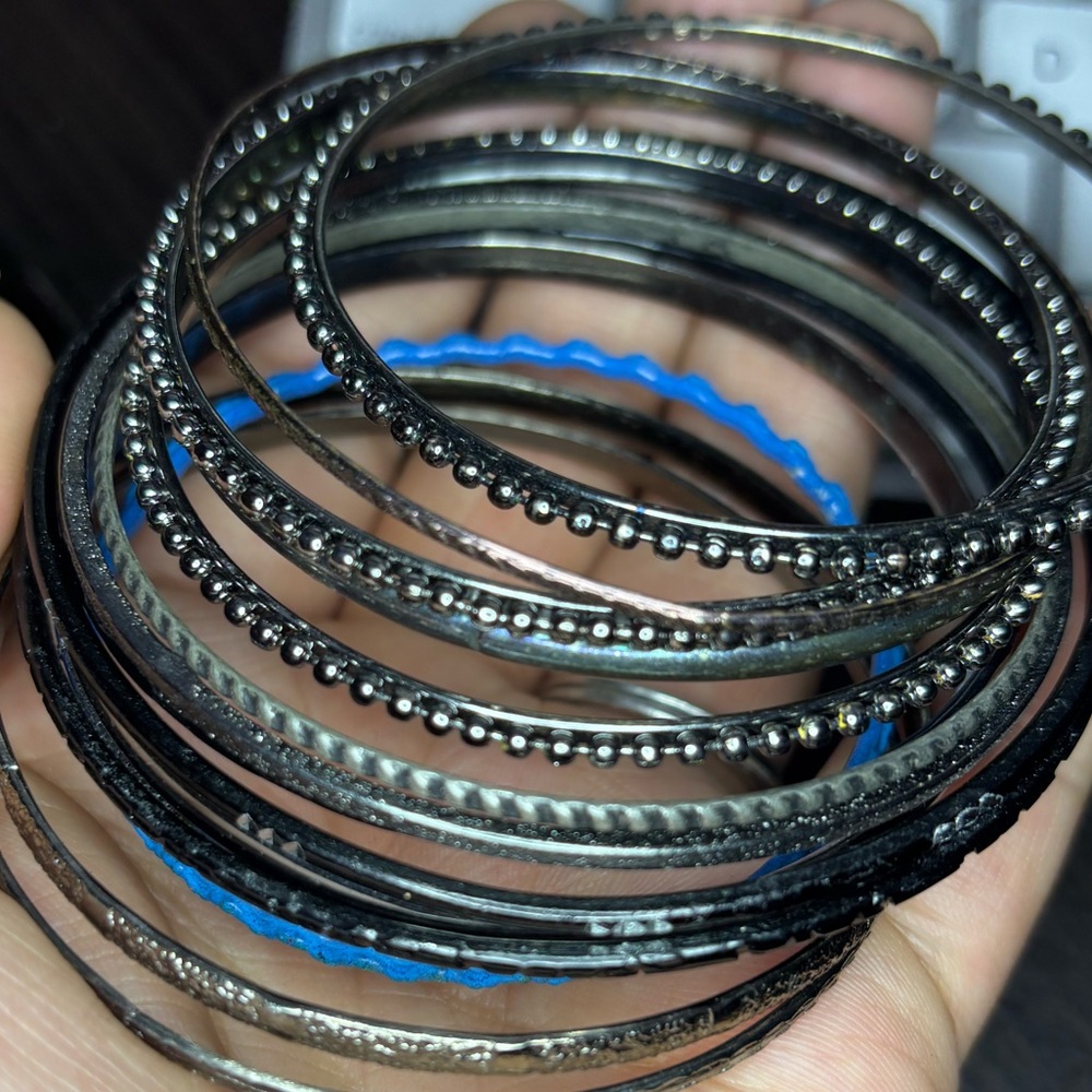 (19) Black bracelets